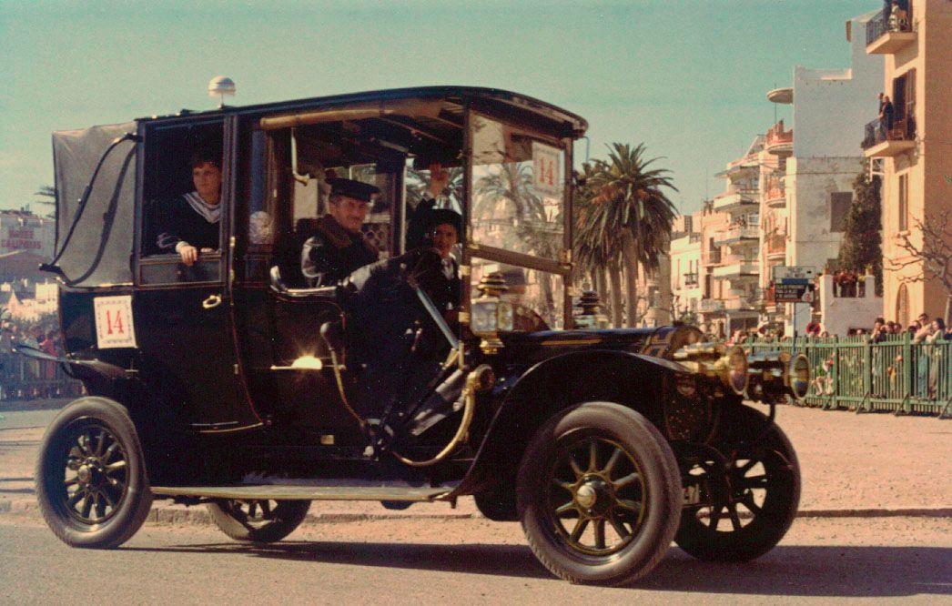 This weekend, enjoy glamour with the “Barcelona Sitges Vintage Car Rally” and the “Stroll with a Hat”Este fin de semana disfruta del glamour con “El Rallye Barcelona Sitges de coches de época” y el “Paseo con Sombrero”