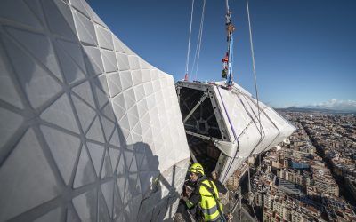 The new cross of the Sagrada Familia: Barcelona reaches the sky